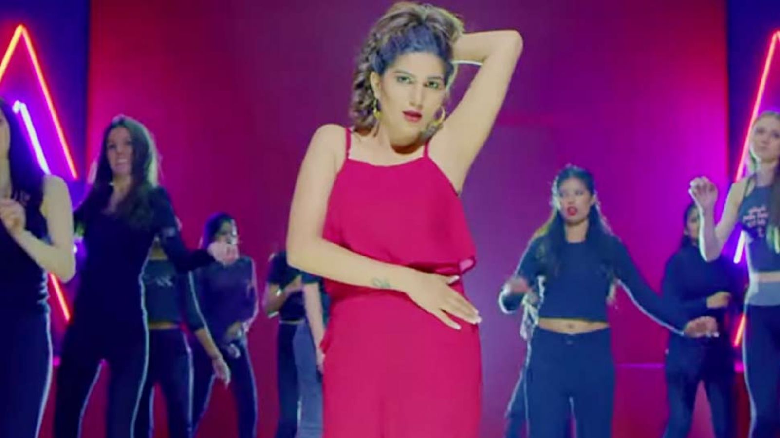 1602px x 900px - VIDEO: Haryanvi Beauty Sapna Chaudhary dances again! | News Track ...