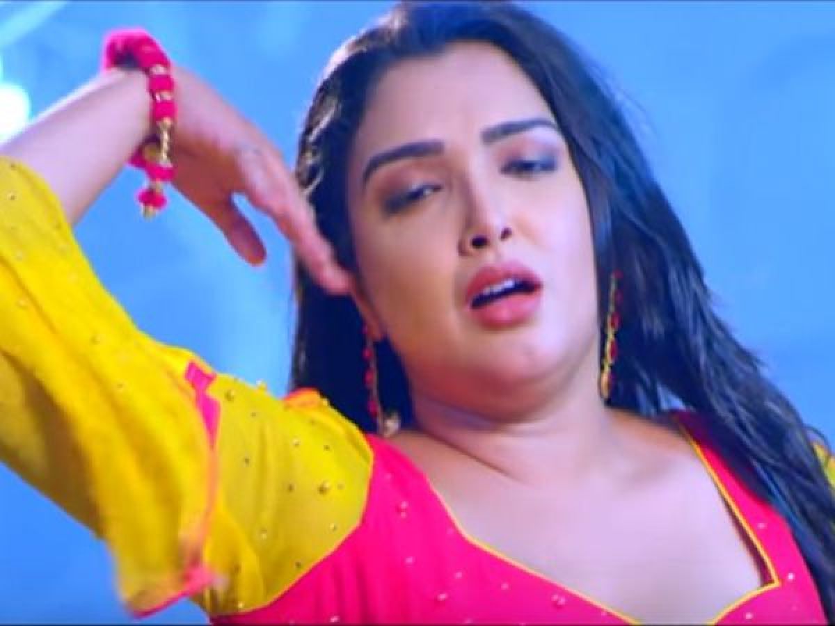 Xxx Amrapali Dubey Video - Amrapali Dubey's hot song 'Chuvata Doodh Dekh Ke Gorai' wreaked ...