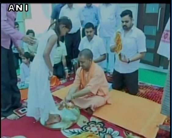 योगी ने किया नवरात्री पर कन्या पूजन