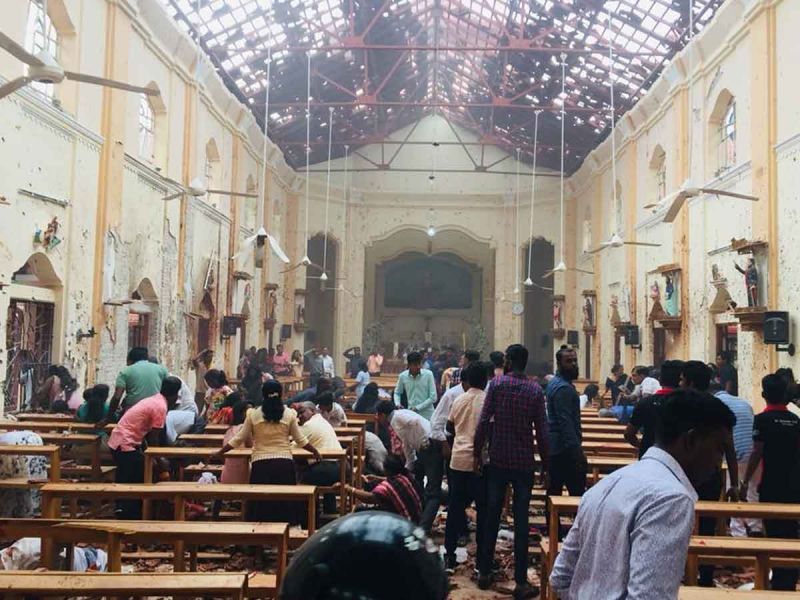 श्रीलंका आतंकी हमले में अब तक 158 की मौत, देखें भयावह तस्वीरें