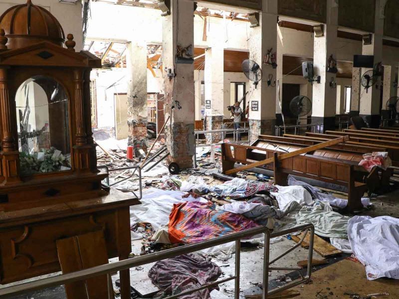 श्रीलंका आतंकी हमले में अब तक 158 की मौत, देखें भयावह तस्वीरें