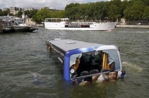 बस नदी में गिरने से 17 यात्रियों की मौत