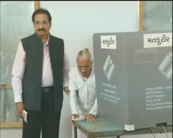गुजरात चुनाव- पीएम की माता ने किया मतदान