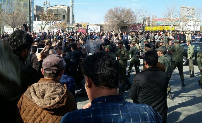 ईरान में मौलवियों का शासन खत्म करने की मांग