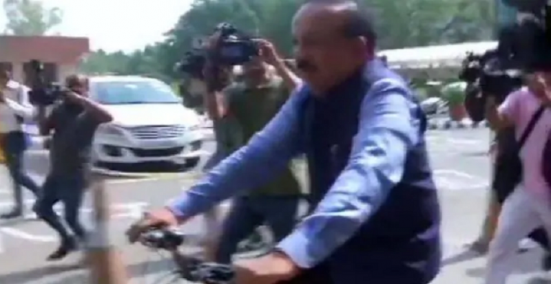साइकिल से कार्यालय पहुंचे मोदी के मंत्री, देखने के लिए उमड़ी भीड़