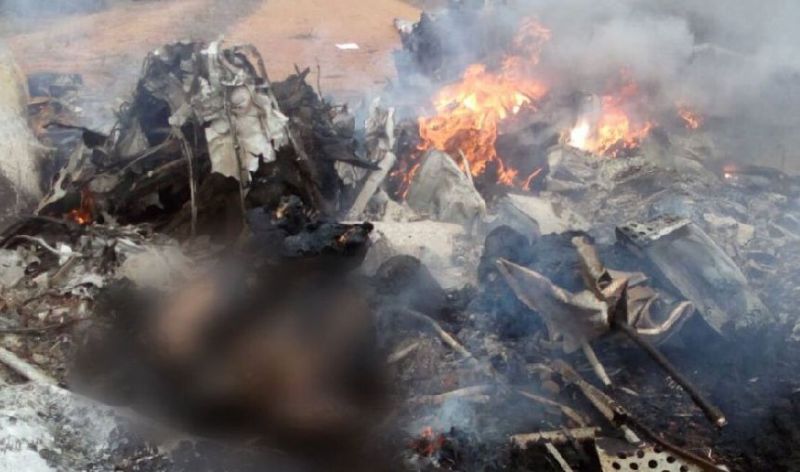 उड़ता हुआ प्लेन बन गया आग का गोला, पायलट समेत कई लोगों की मौत