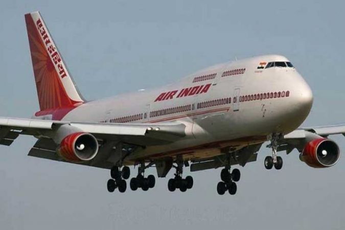 शिवसेना सांसद रविन्द्र गायकवाड़ ने एयर इंडिया के कर्मचारी को मारी चप्पल
