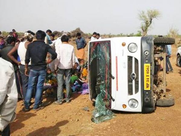 दमोह में यात्रियों से भरा वाहन पलटा, एक महिला की मौत