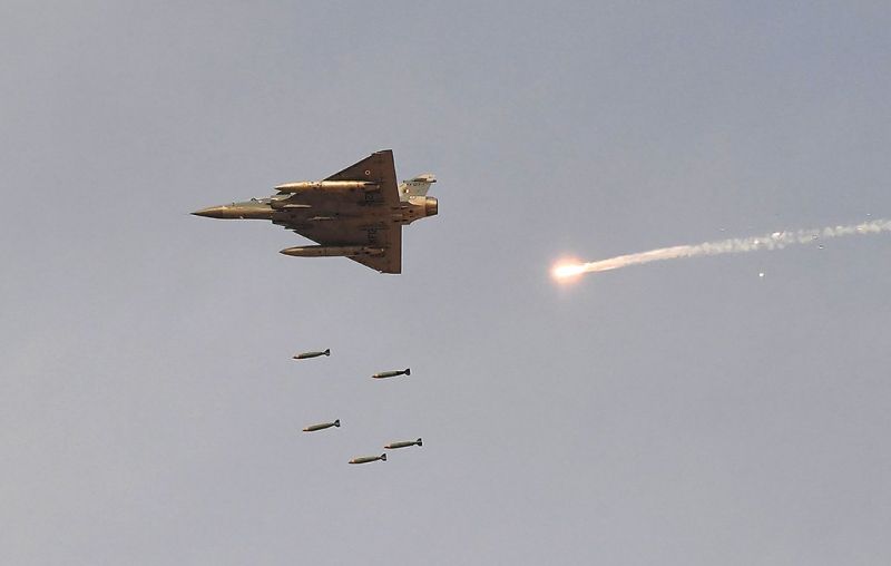 भारत में घुसा पाकिस्तानी विमान, इंडियन एयरफोर्स ने कराई इमरजेंसी लैंडिंग