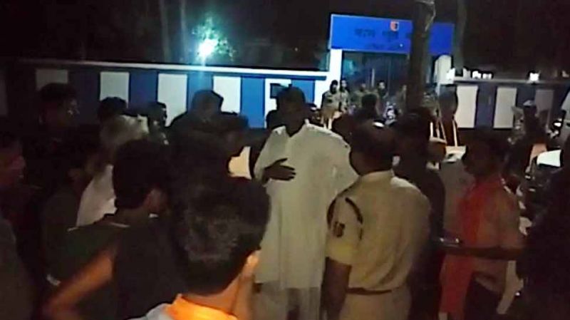 दीदी के कार्यकर्ताओं ने भाजपा उम्मीदवार को बनाया बंधक, देर रात पुलिस ने छुड़ाया