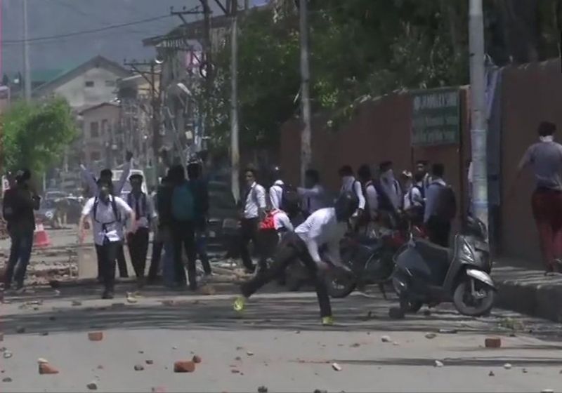 बांदीपोरा रेप मामले पर सुलग रहा कश्मीर, सुरक्षाबलों पर प्रदर्शनकारियों ने बरसाए पत्थर