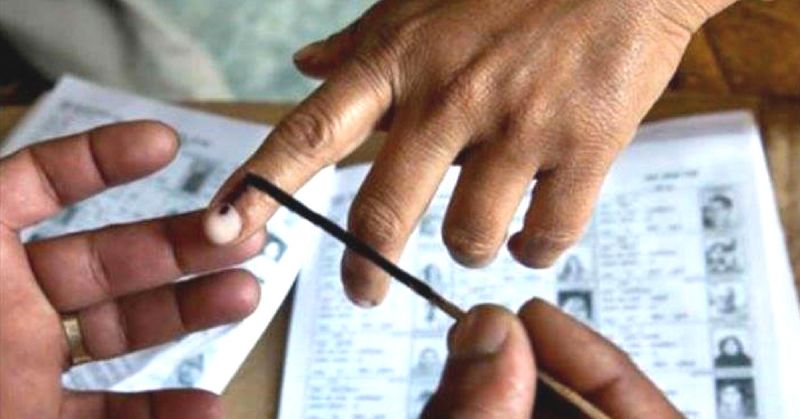 लोकसभा चुनाव: अंतिम चरण का मतदान जारी, कैलाश विजयवर्गीय ने डाला वोट