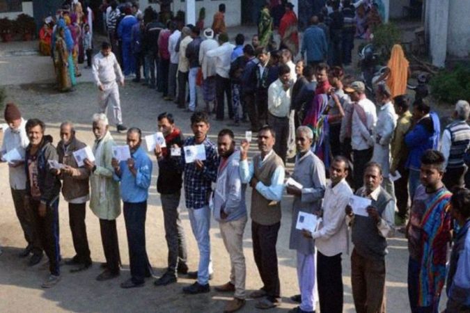चंदौली में मतदान करते वक्त भाजपा और सपा कार्यकर्ताओं में हुई झड़प
