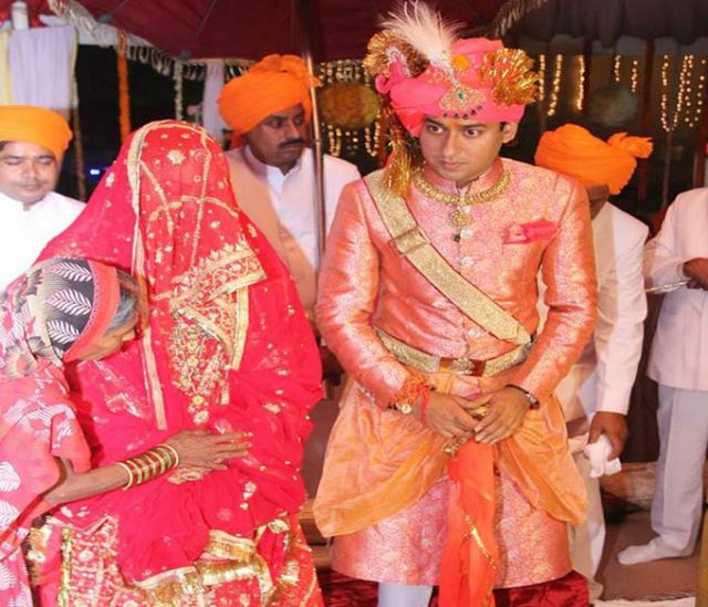 दिग्विजय सिंह ने फेसबुक पर शेयर किए बेटे की शादी के फोटो
