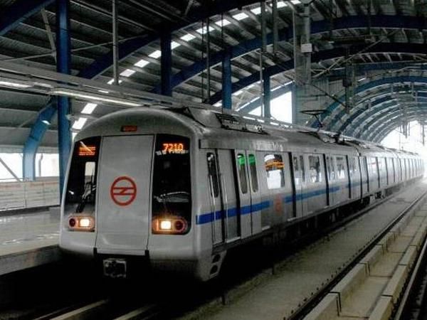 इलेक्ट्रिक वायर टूटने से दिल्ली के इस रूट पर बाधित हुई मेट्रो सेवा, यात्री हुए परेशान
