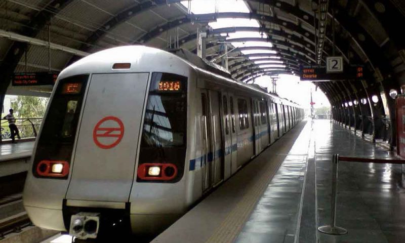 इलेक्ट्रिक वायर टूटने से दिल्ली के इस रूट पर बाधित हुई मेट्रो सेवा, यात्री हुए परेशान