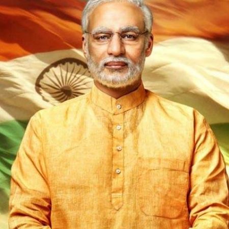 गंगा के घाट पर हुई प्रधानमंत्री नरेंद्र मोदी पर बनी बायोपिक की स्पेशल स्क्रीनिंग