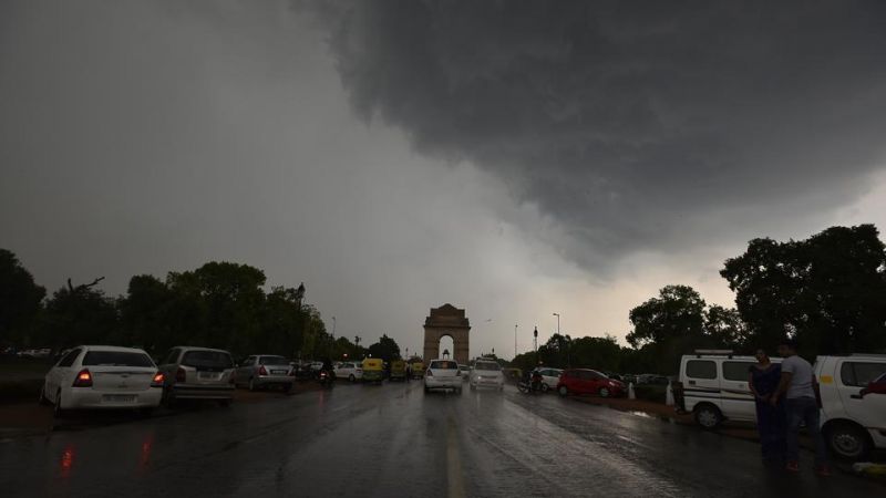 दिल्ली में बारिश की संभावना, कोहरे के कारण ट्रेनें प्रभावित