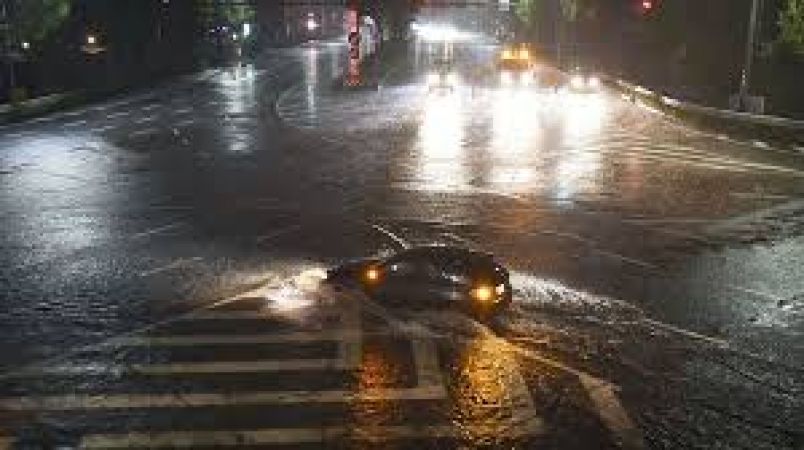 तूफान और तेज बारिश से जापान में बह गई सड़क ,कई घायल
