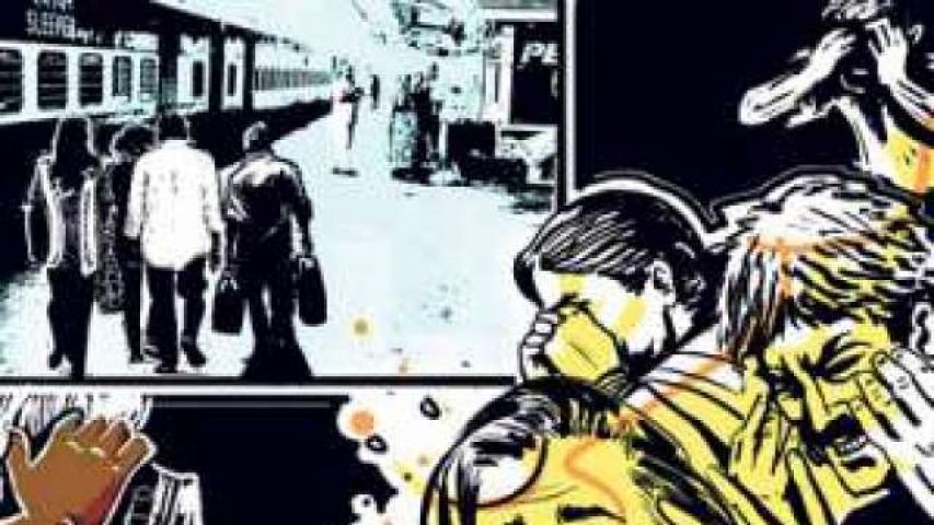 4 person held for loot in trains
