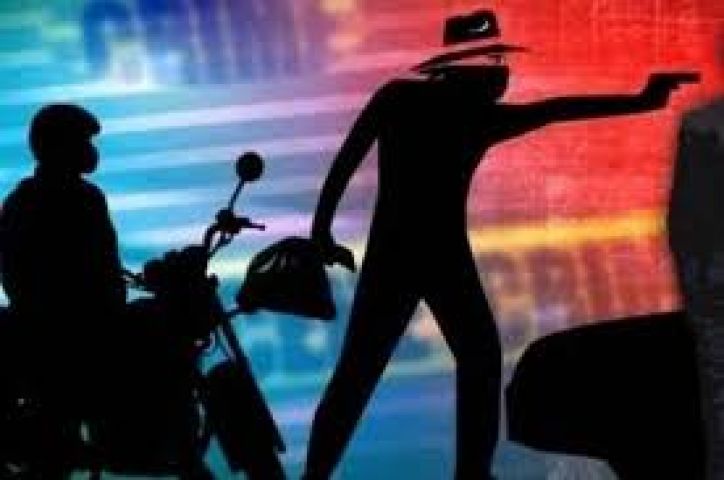 Miscreants looted a bank official of Rs 18 lakh