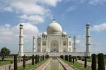 ASI: hike up the charges for foreigners to visit Taj Mahal