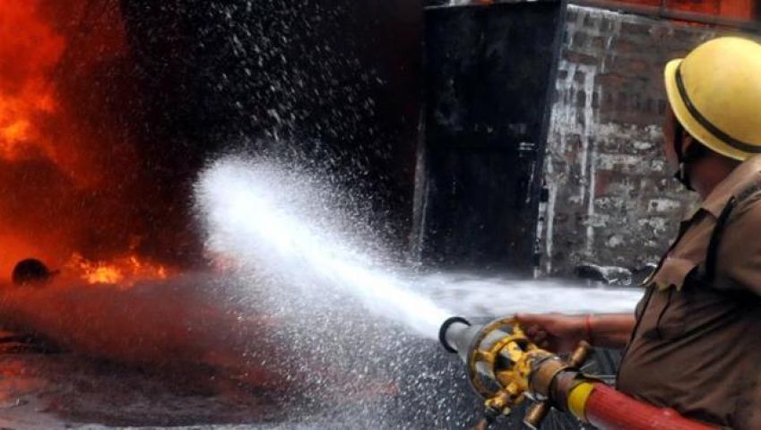 Mumbai:Six injures in fire breaks out after gas cylinder