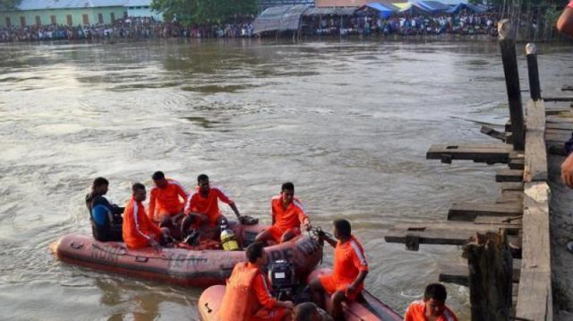 8 feared drowned as boat capsizes