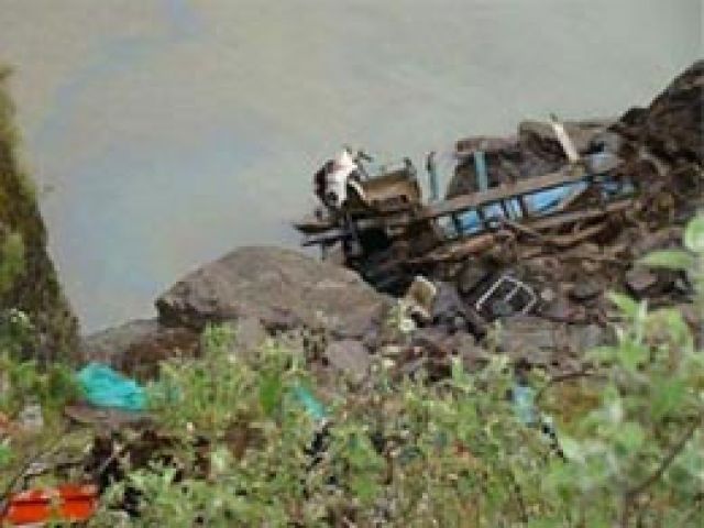 6 killed and 4 injured, as jeep falls into gorge