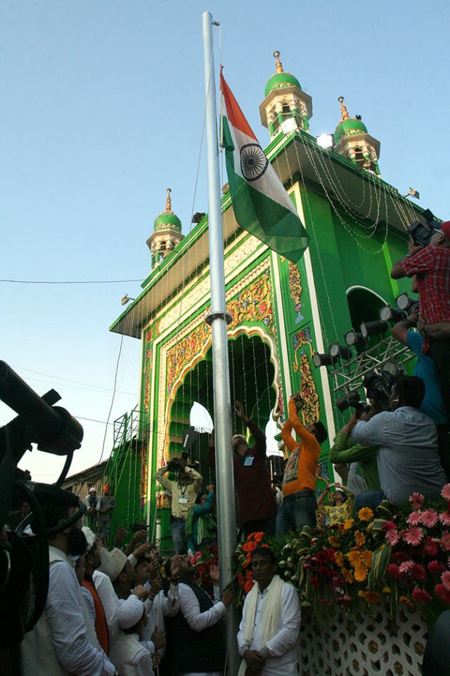 Tri-color hosted in Mumbai Dargah for the first time