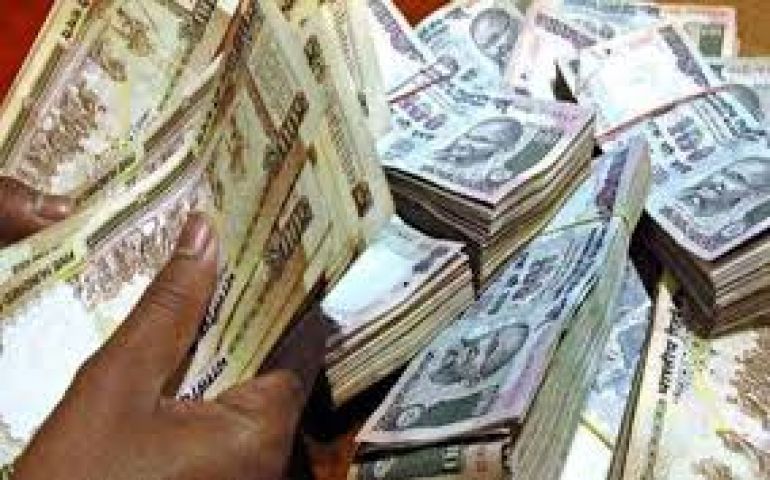 Election Commission szied 8 lakh cash from car