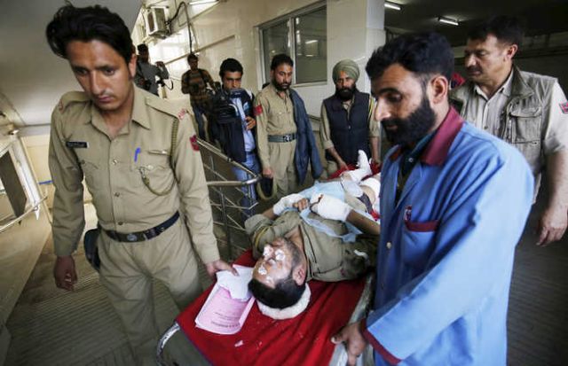 Grenade attack in Kashmir, Policeman injured