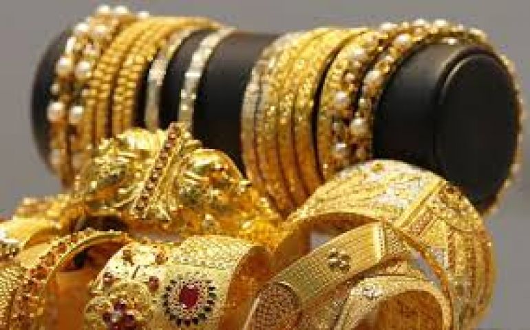 Gold drops 30k-mark, silver down by Rs 600