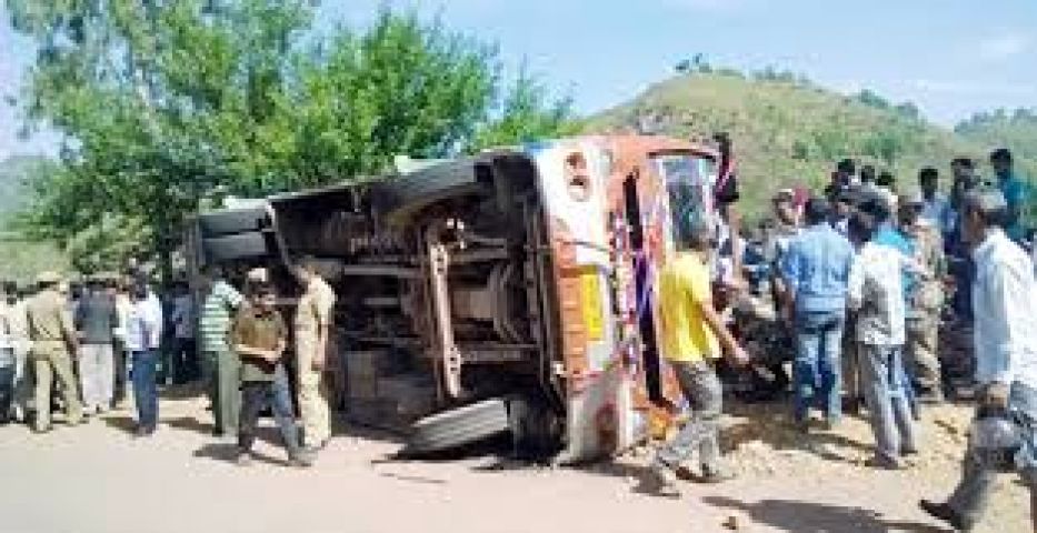 Etah :Twelve persons injured as bus turns turtle
