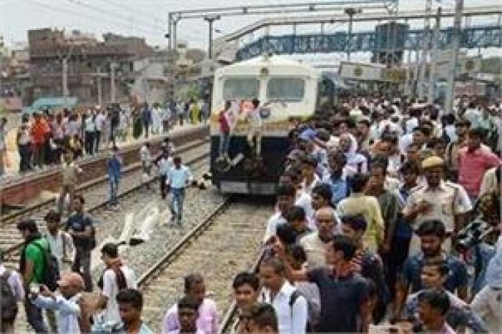 UP:61 RLD activists held for disrupting train service