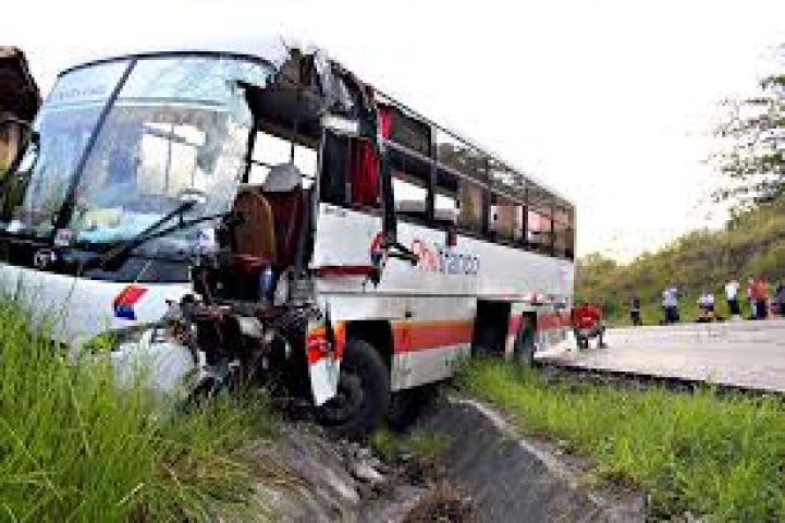 Bus hits bridge, 4 dead and 5 injured