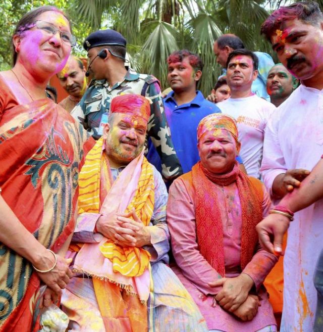 Look how politicians celebrated Holi!