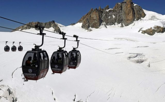 30 trapped overnight as Cable car service broke down last evening over French Alps