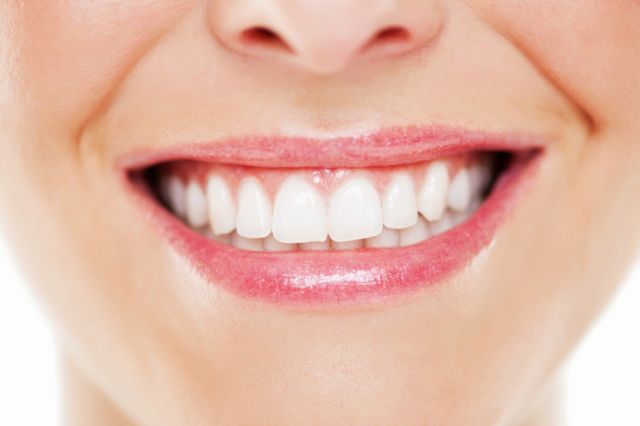 6 Natural ways to whiten teeth!!!