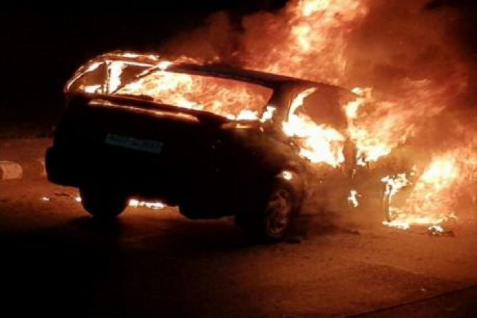 चलती कार में लगी आग, छह लोग बचे