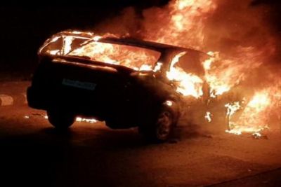 चलती कार में लगी आग, छह लोग बचे