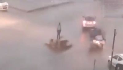 तूफ़ान और भारी बारिश के बीच ड्यूटी पर तैनात रहा ट्रैफिक पुलिस का ये जवान, देखें वीडियो