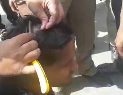 पुलिस ने युवक का कराया मुंडन, वीडियो वायरल होने पर तीन पुलिसकर्मी निलंबित