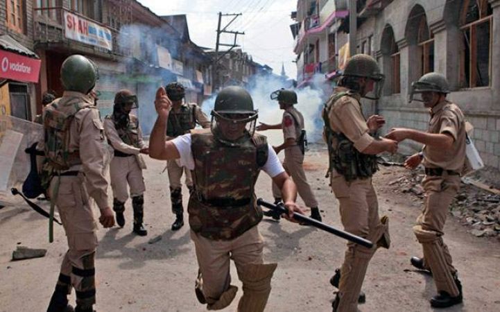 श्रीनगर में सुरक्षकर्मियों पर ग्रेनेड हमले में 1 पुलिसकर्मी शहीद