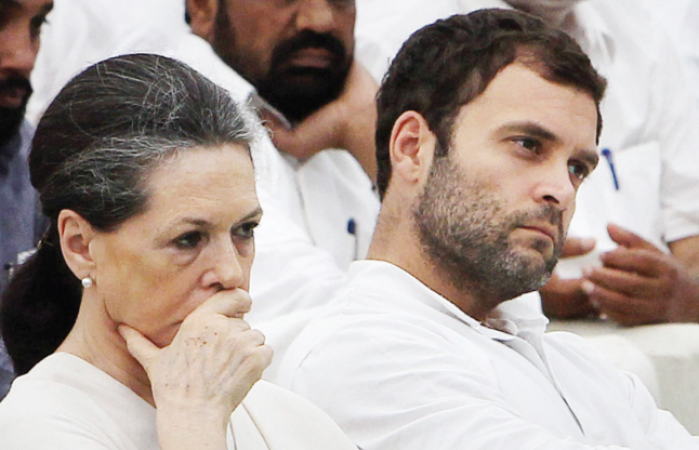 घोषणापत्र पर कांग्रेस में ही गरमाया विवाद, राहुल की तस्वीर से नाराज हुई सोनिया गांधी