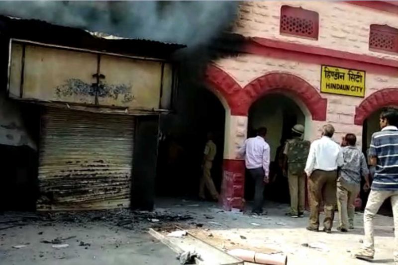 उपद्रवियों की आग से  हिंडौन सिटी स्टेशन में करोड़ों का नुकसान