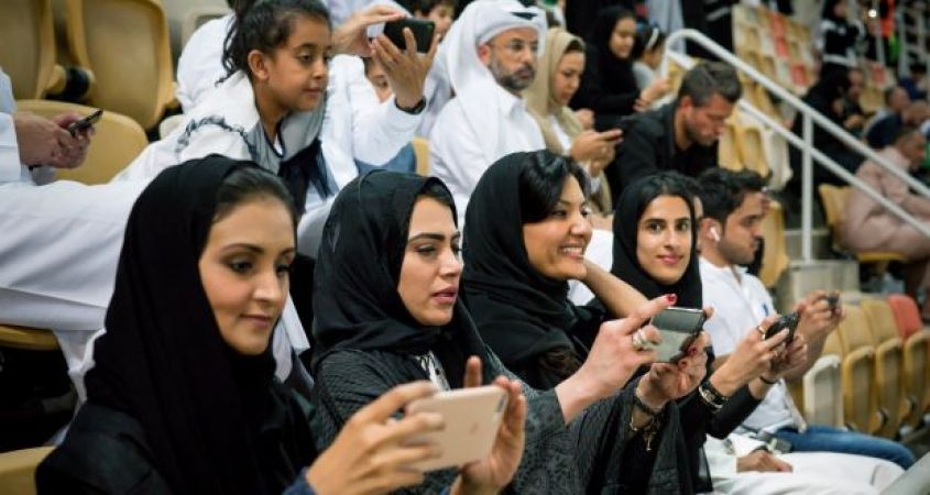 साउदी में पति-पत्नी नहीं कर सकते एक दुसरे का फोन इस्तेमाल, मिलेगी सजा