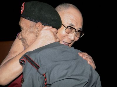 58 साल पहले सुरक्षा देने वाले जवान से मिलकर खुश हुए  दलाई लामा