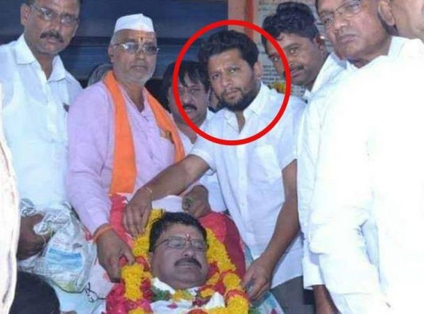 भाजपा उम्मीदवार ने शव के साथ खिंचवाई फोटो, सोशल मीडिया पर जमकर हुई खिंचाई