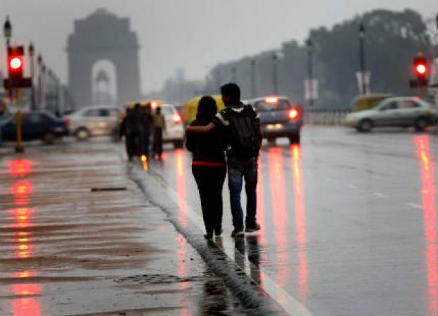 दिल्ली में मौसम बदला, देर रात बारिश से तापमान गिरा